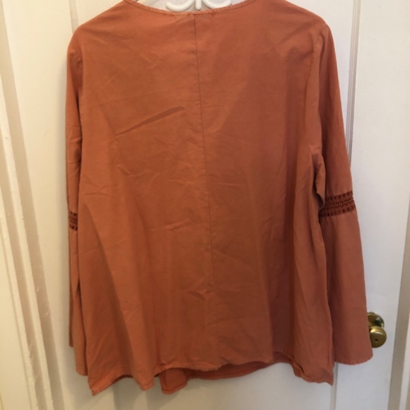New Justfab 2x burnt orange top, bell sleeves, tie front, lace embellished - Picture 7 of 7